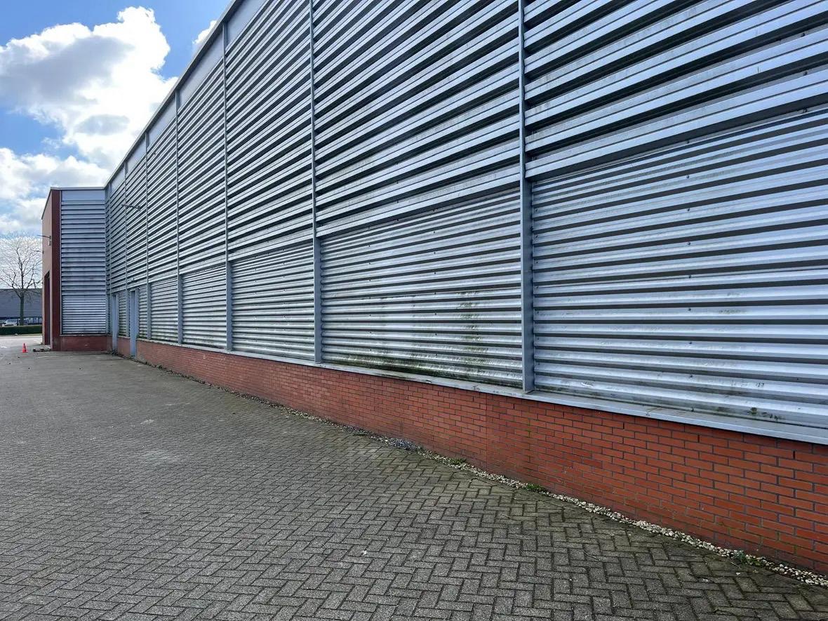 Vervuilde industriële gevelbeplating vóór reiniging