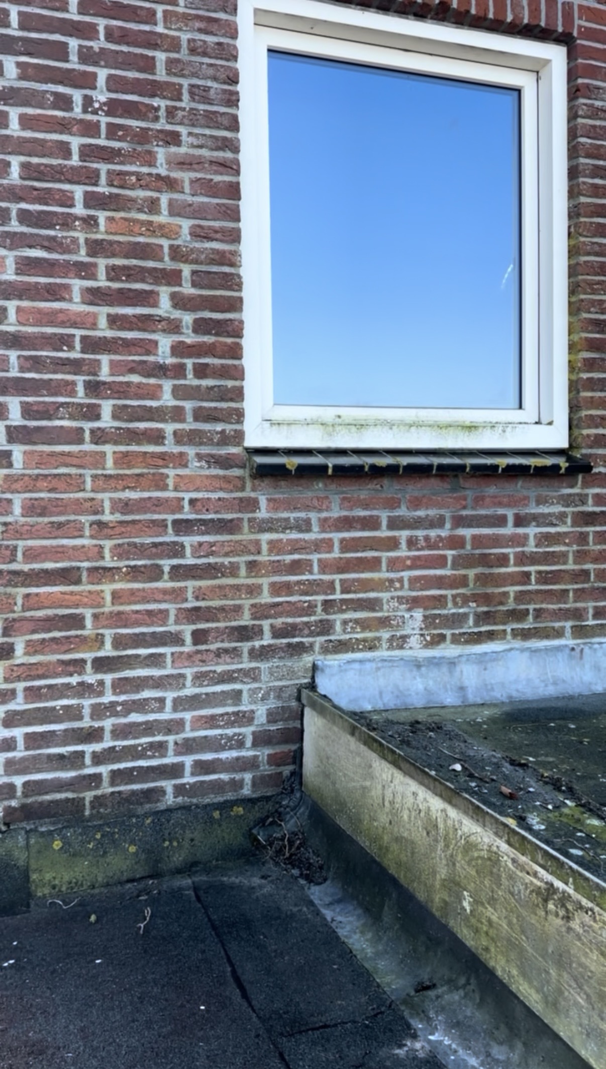 Vervuild raam en kozijn vóór glasbewassing