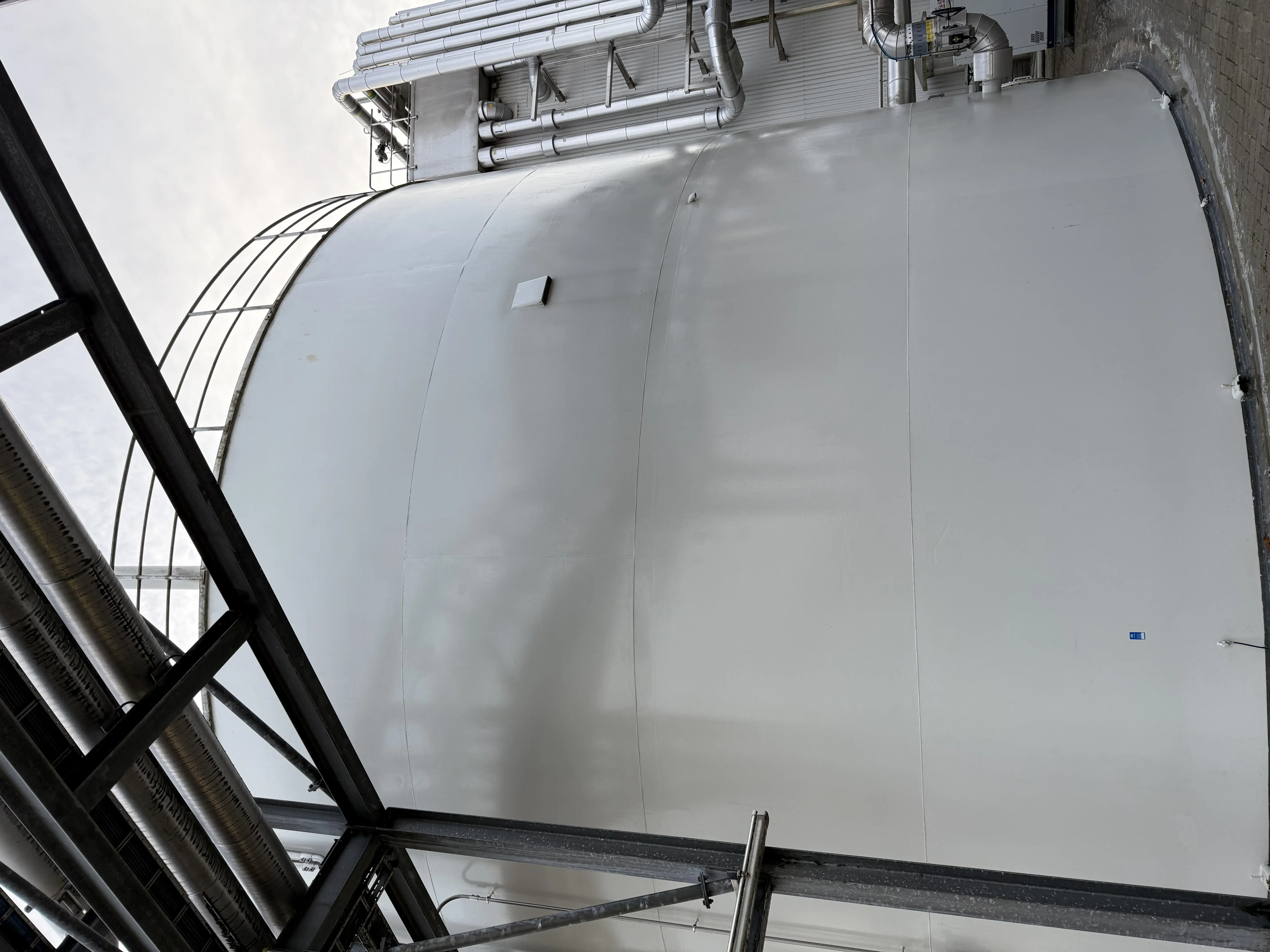 Schone industriële tank na reiniging