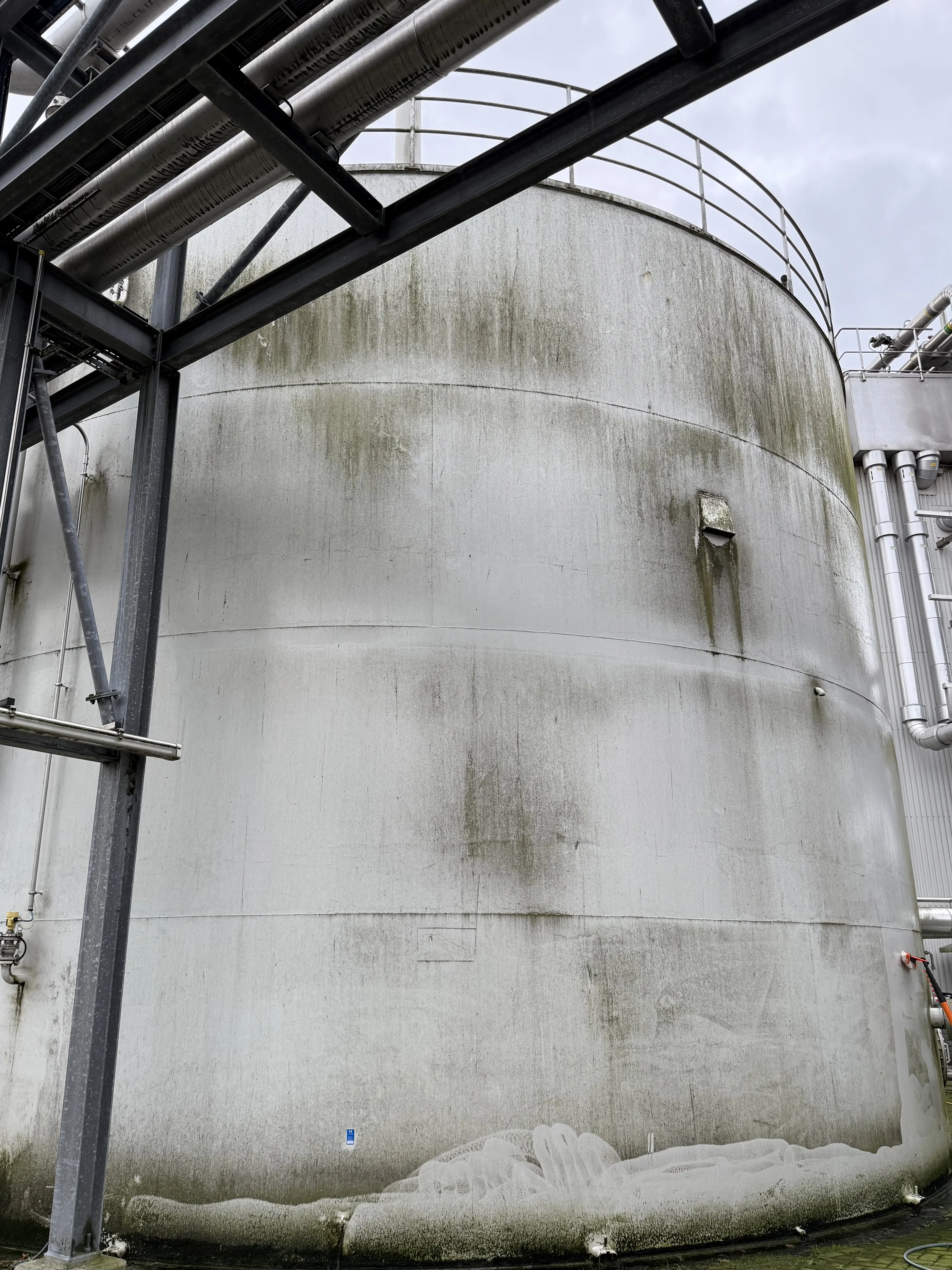 Industriële tank met zware groene aanslag vóór reiniging