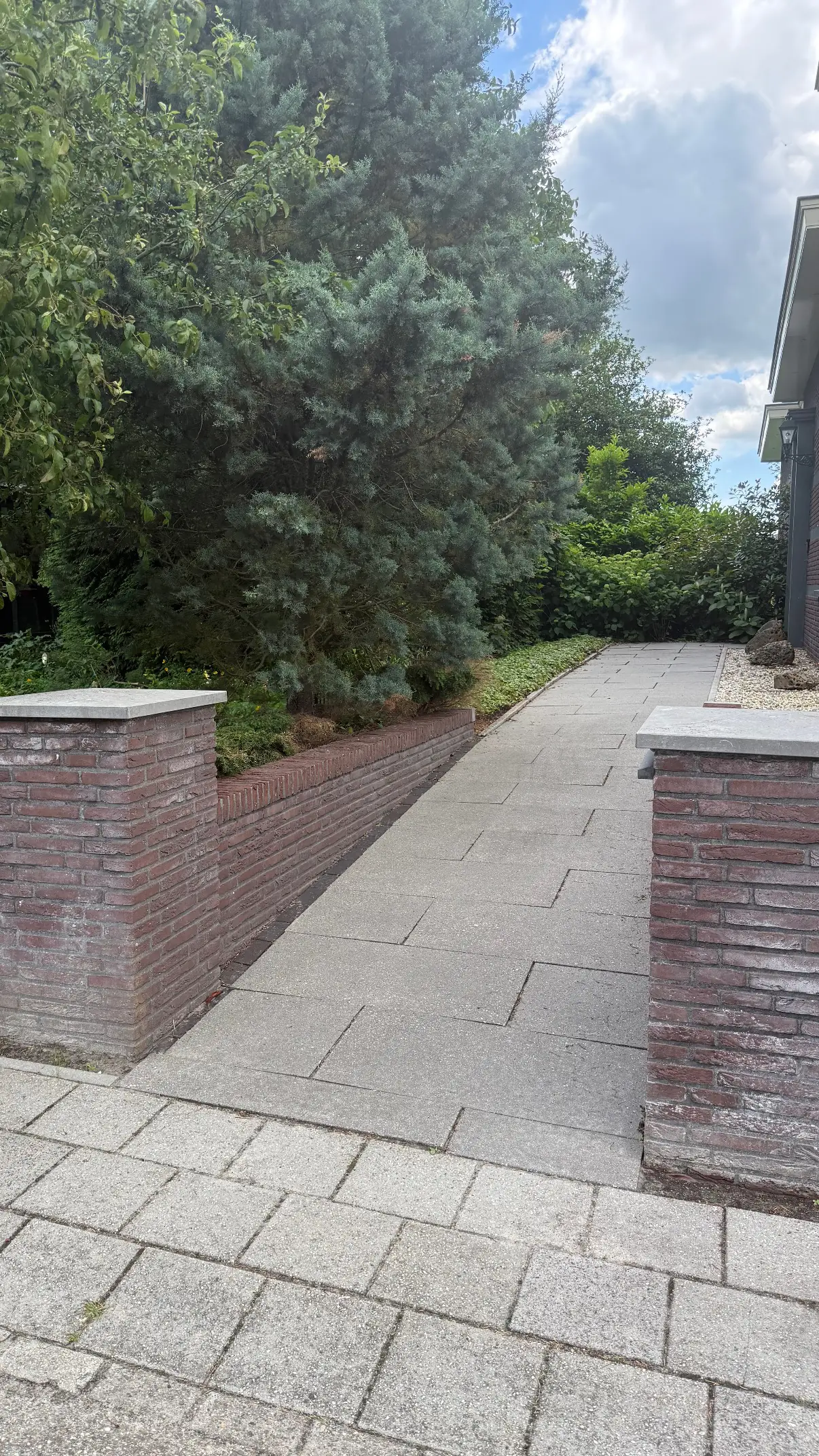 Gereinigd looppad en oprit na reiniging